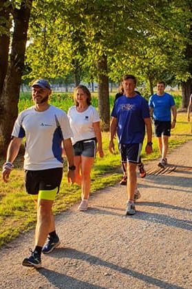 Alphalauf im Park. Bewusster Schritt. Atmung ruhig