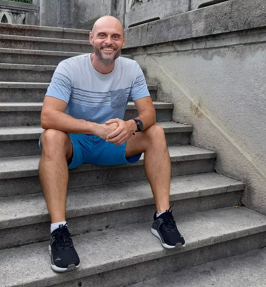 Berater Volker Ehmann sitzend auf einer Steintreppe – Persönliches Coaching für Führungskräfte im Bezirk Wiener Neustadt und Baden